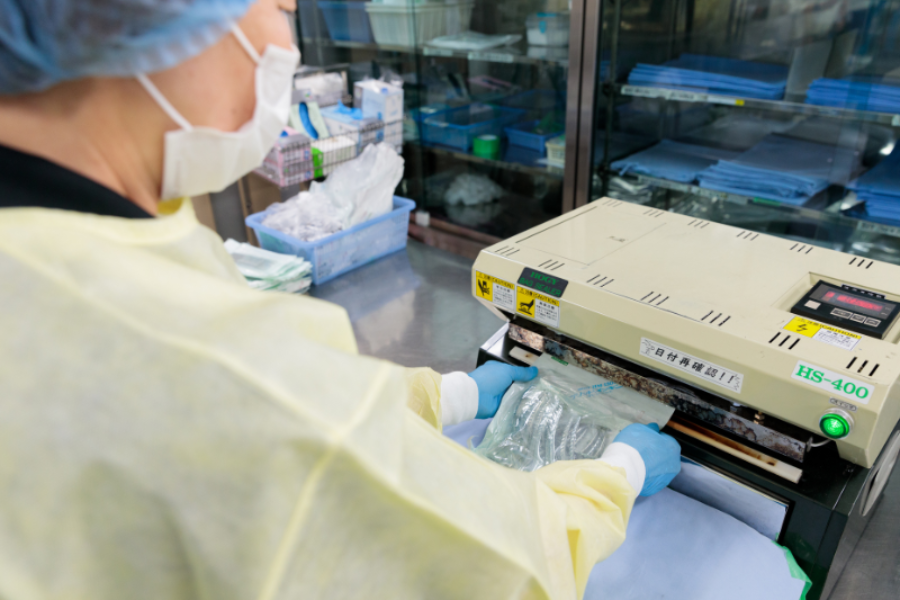 日本語ビギナーOK/シフト制【工場内での作業】医療現場を陰で支える/駅が近い!!