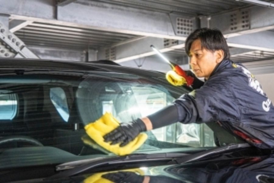 土日祝に稼げる！時給1300円〜★駅直結で通勤ラクな洗車スタッフ