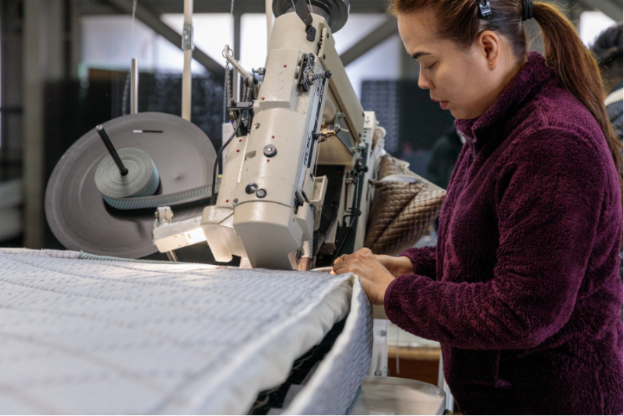 没有经验还行，收入高 [床垫制造/交付/销售] 周六、周日和节假日不营业/可以咨询宿舍