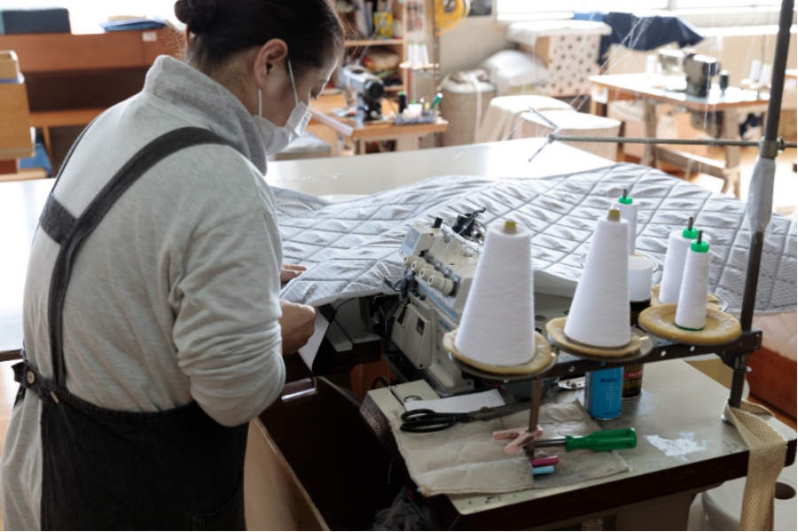 没有经验还行，收入高 [床垫制造/交付/销售] 周六、周日和节假日不营业/可以咨询宿舍