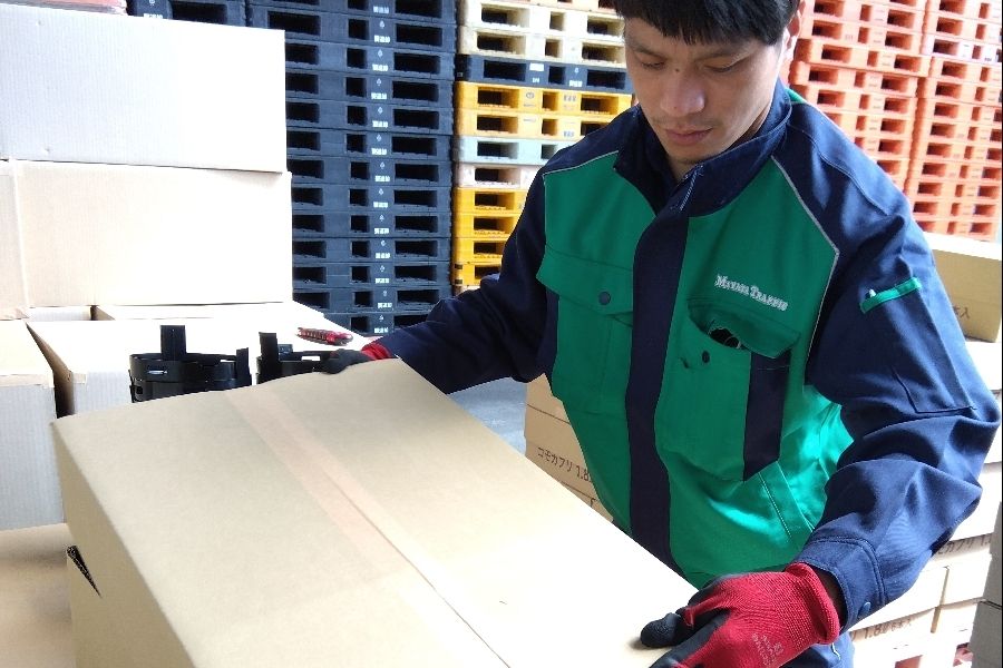 フォークリフト免許の所有者歓迎【倉庫リフト内作業】寮の準備OK/土日祝が休み！