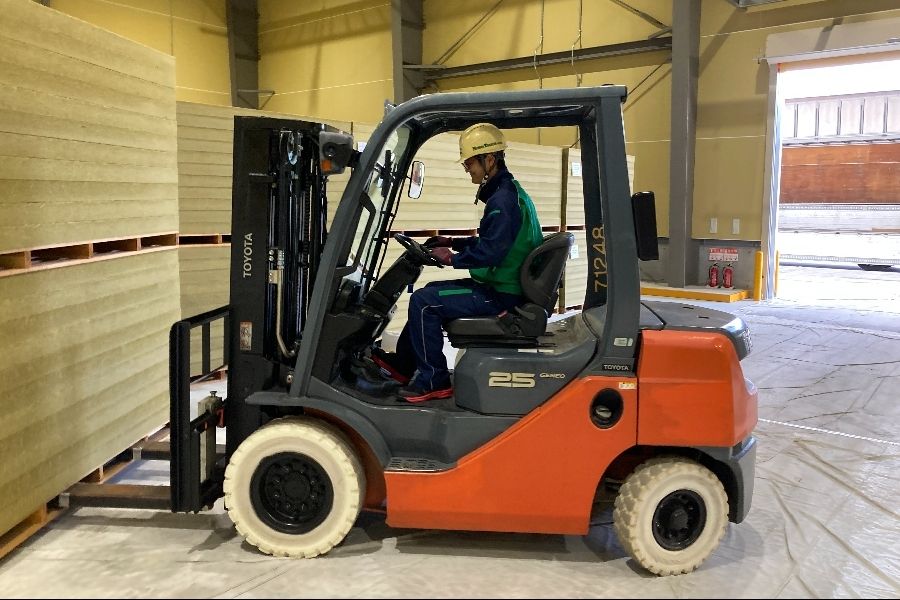 フォークリフト免許の所有者歓迎【倉庫リフト内作業】寮の準備OK/土日祝が休み！