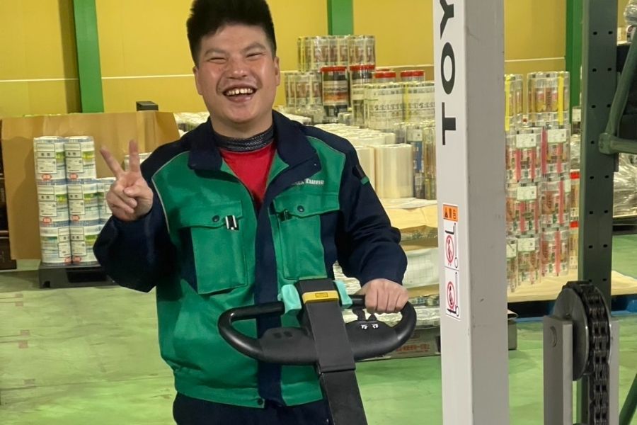 フォークリフト免許の所有者歓迎【倉庫リフト内作業】覚えやすい仕事/土日祝が休み！