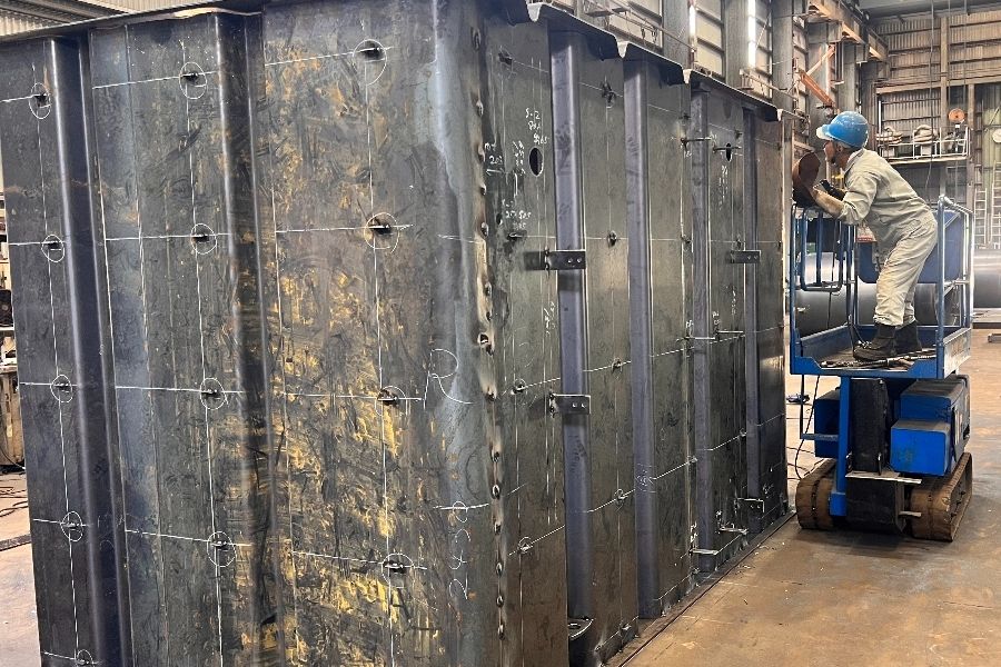 [坦克制造员工] 可以获得可观的收入，每年发放3次的奖金，在周六，周日和节假日不营业。