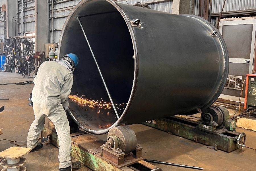 [坦克制造员工] 可以获得可观的收入，每年发放3次的奖金，在周六，周日和节假日不营业。