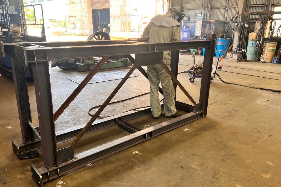 [坦克制造员工] 可以获得可观的收入，每年发放3次的奖金，在周六，周日和节假日不营业。