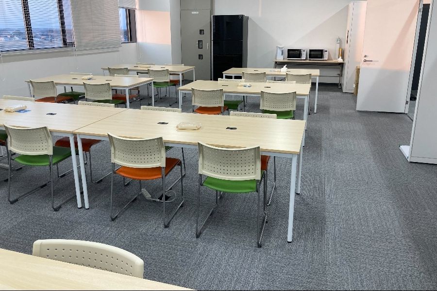 Há um serviço de transporte disponível a partir da estação de Kazo. Há trabalho leve disponível numa fábrica popular de cartões colecionáveis. Há vagas de curto prazo disponíveis de maio a setembro.