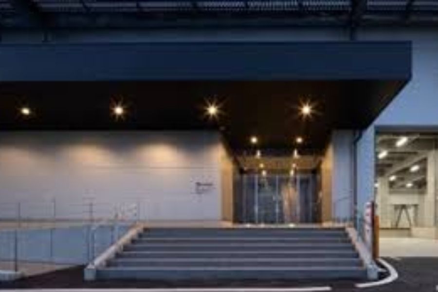 Há um serviço de transporte disponível a partir da estação de Kazo. Há trabalho leve disponível numa fábrica popular de cartões colecionáveis. Há vagas de curto prazo disponíveis de maio a setembro.