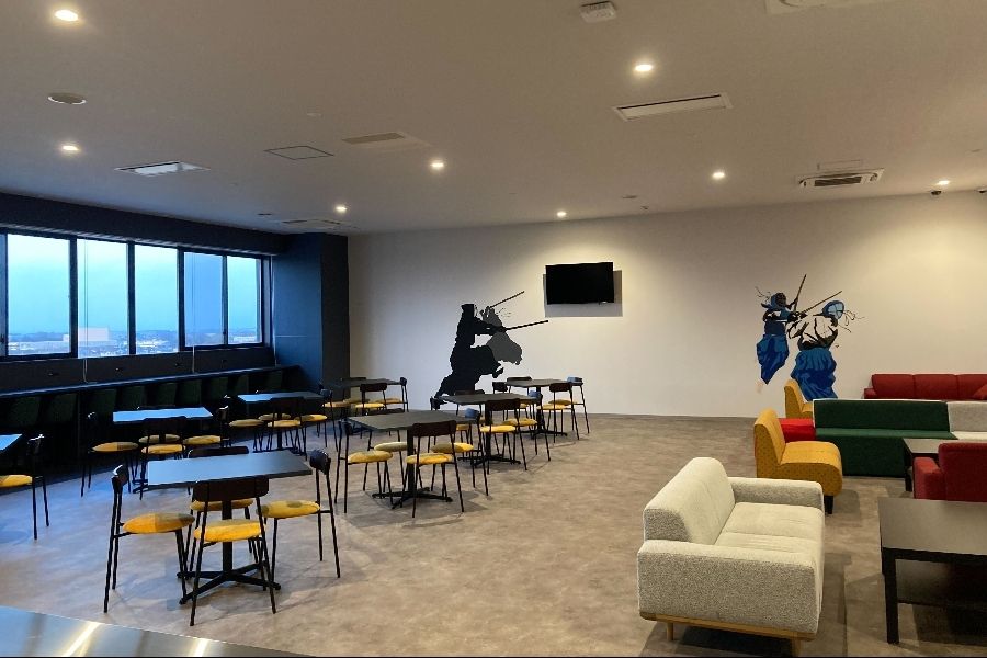 Há um serviço de transporte disponível a partir da estação de Kazo. Há trabalho leve disponível numa fábrica popular de cartões colecionáveis. Há vagas de curto prazo disponíveis de maio a setembro.