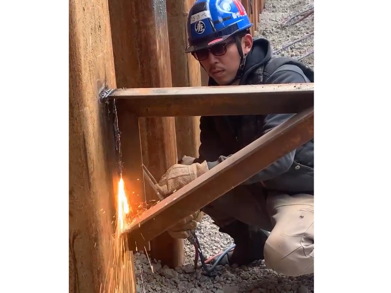 日給：13,000円～/未経験OK【鍛冶工スタッフ】残業無し/安定した仕事