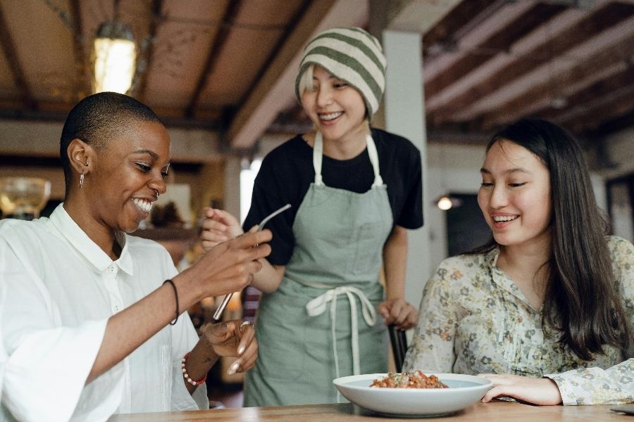 超过28万日元的高收入！提供签证支持！餐厅员工 ☆ 没有经验好吧