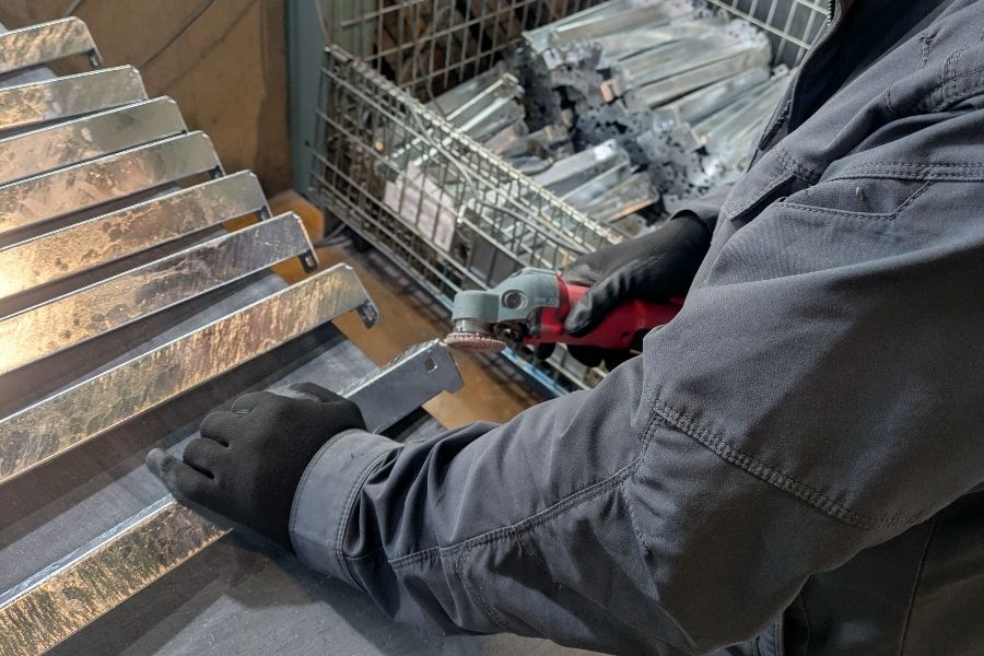 Beginners in Japanese are welcome [inspection/sorting of parts] Easy to memorize jobs/quick salary increases! There is a dormitory