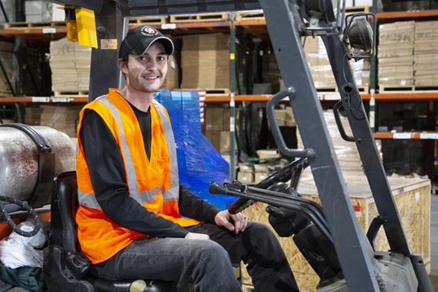 N5 and above are welcome [forklift operation] High hourly rate from 1,400 yen