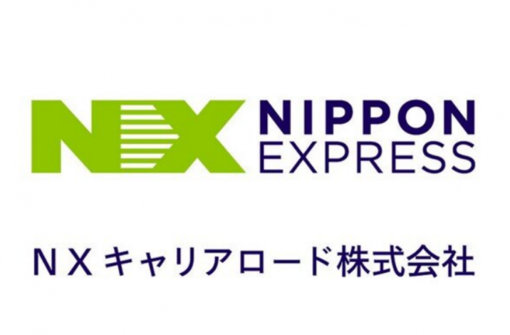 Há um ônibus com interpretação, tradução e orientação para estudantes internacionais nepaleses no armazém da Amazon na cidade de Kobe, província de Hyogo