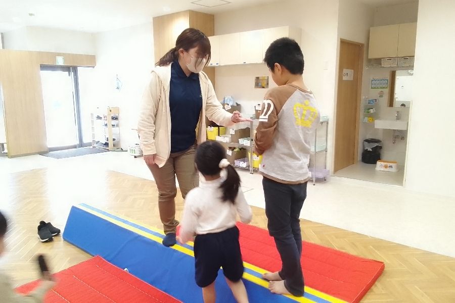 欢迎擅长驾驶的人 [儿童教练助理/班车服务] 课后日间服务/全职员工