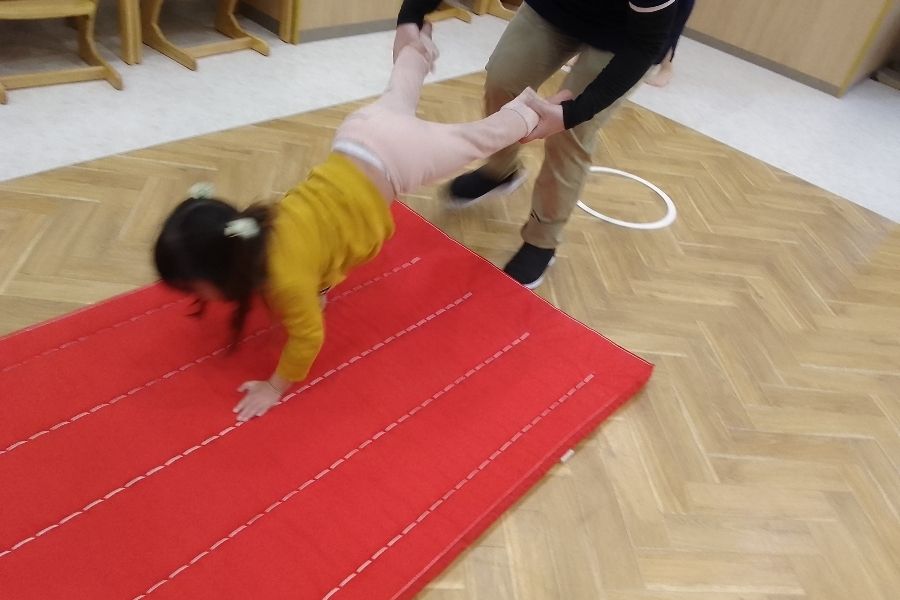 欢迎擅长驾驶的人 [儿童教练助理/班车服务] 课后日间服务/全职员工