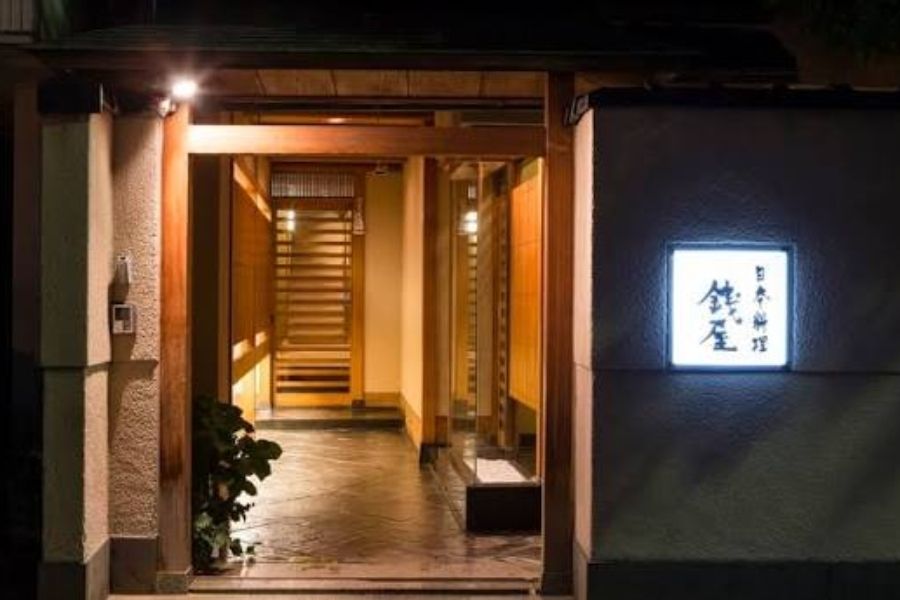 日本料理レストランで仕事しながら、一流のサービスを身につけられます