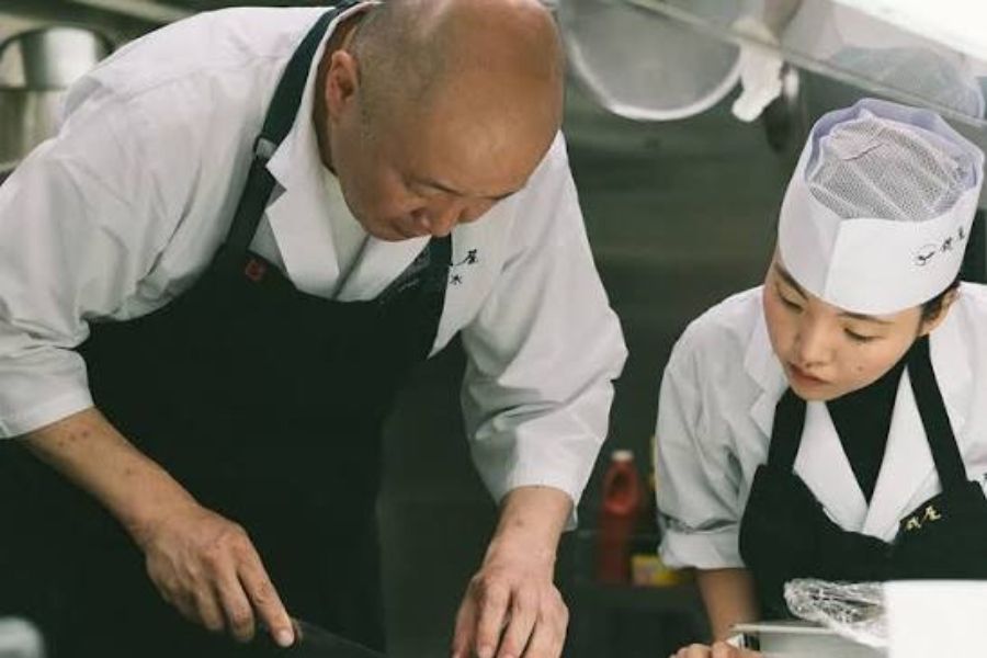 日本料理レストランで仕事しながら、一流のサービスを身につけられます