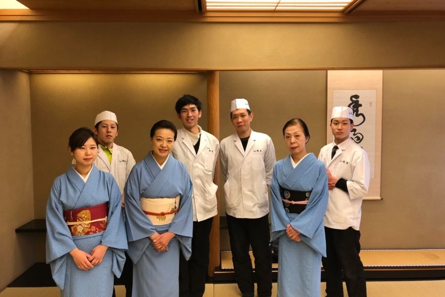 日本料理レストランで仕事しながら、一流のサービスを身につけられます