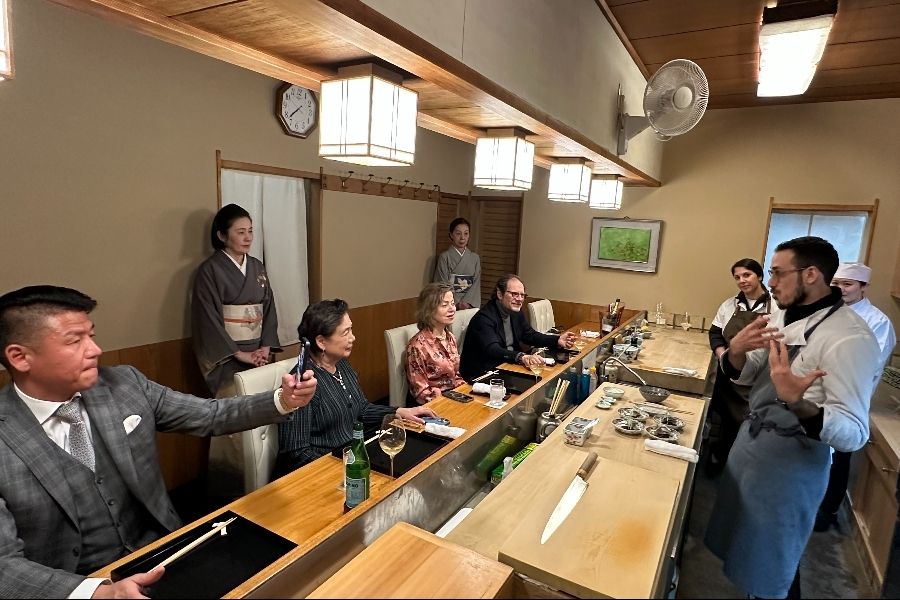 日本料理レストランで仕事しながら、一流のサービスを身につけられます