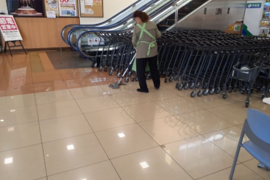 Cleaning before the supermarket opens! 2.5 hour work/inexperienced people are welcome, double work is welcome