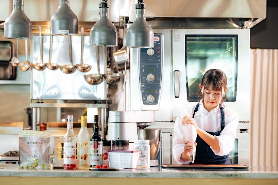 Somente funcionários em tempo integral e pessoas experientes [salário mensal de 255.000 e mais] Funcionários da Patissier que decoram o melhor dia de suas vidas