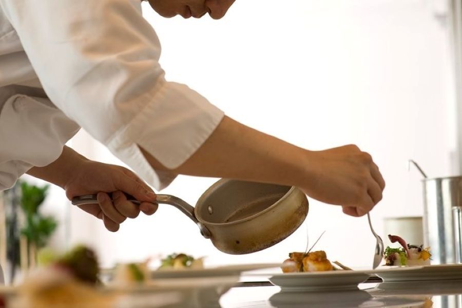 Funcionários em tempo integral/pessoas experientes [salário mensal de 275.000 ou mais] equipe de cozinha que prepara comida para o melhor dia de suas vidas