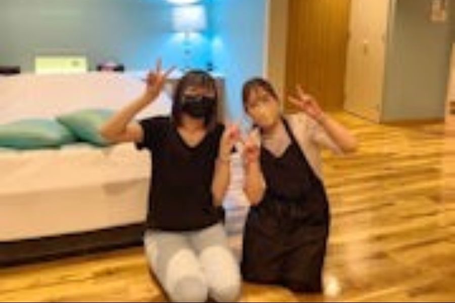 Equipe de limpeza e arrumação de quartos