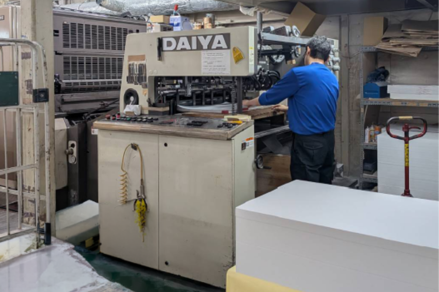 人们面对纸张的制造场所 [工作人员] 全职员工在周六、周日和节假日使用/关闭