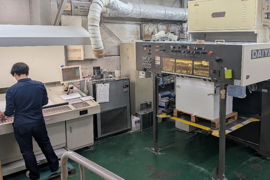 人们面对纸张的制造场所 [工作人员] 全职员工在周六、周日和节假日使用/关闭