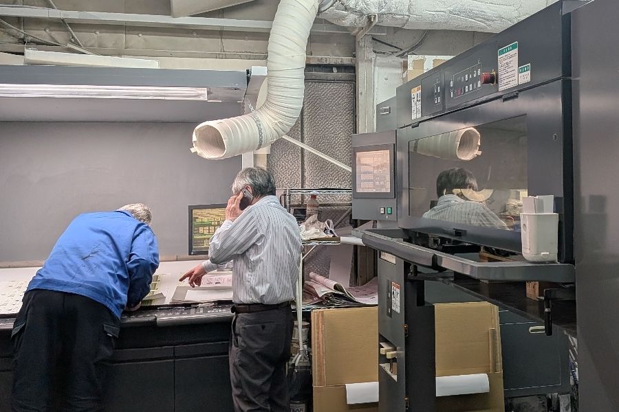 人们面对纸张的制造场所 [工作人员] 全职员工在周六、周日和节假日使用/关闭