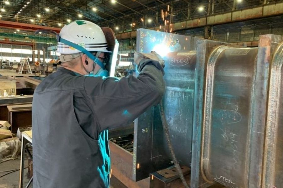 钢架工厂作业、钢架组装、入库和出库吊索、桥式起重机、大型车辆、拖车司机