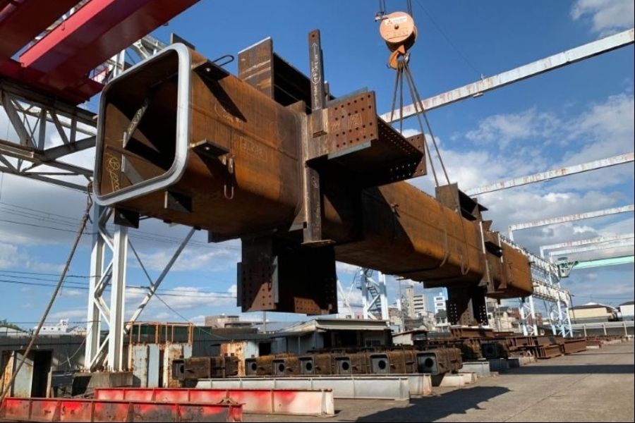 钢架工厂作业、钢架组装、入库和出库吊索、桥式起重机、大型车辆、拖车司机