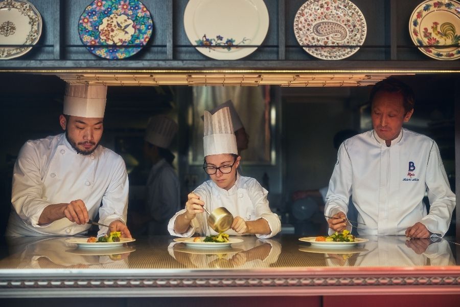Funcionários em tempo integral/pessoas experientes [salário mensal de 275.000 ou mais] equipe de cozinha que prepara comida para o melhor dia de suas vidas
