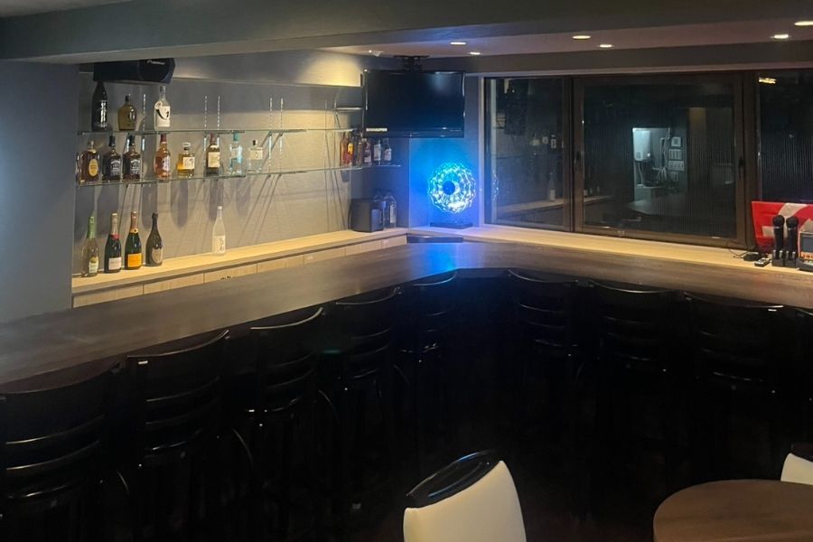 [Alto salário por hora! /Inexperiente OK! /Funcionários estrangeiros que falam inglês são bem-vindos] Vamos trabalhar em um bar!