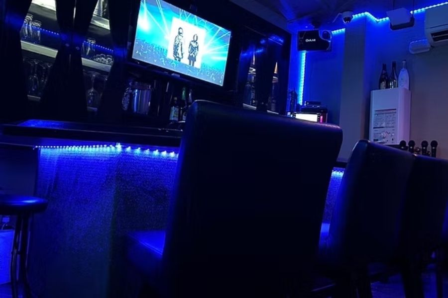 Bar para meninas onde você pode usar o inglês e se divertir trabalhando ✨