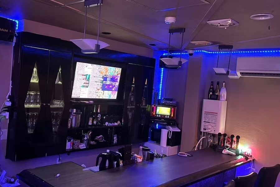 Bar para meninas onde você pode usar o inglês e se divertir trabalhando ✨