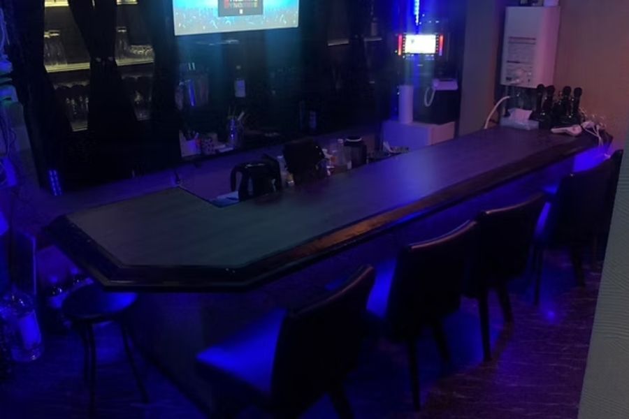 Bar para meninas onde você pode usar o inglês e se divertir trabalhando ✨