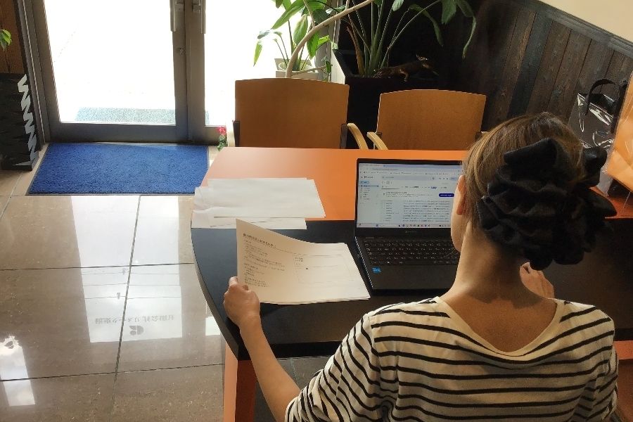 Recrutamento de funcionários populares de escritório geral, trabalho estável em um escritório limpo, entrada simples de computador, etc.