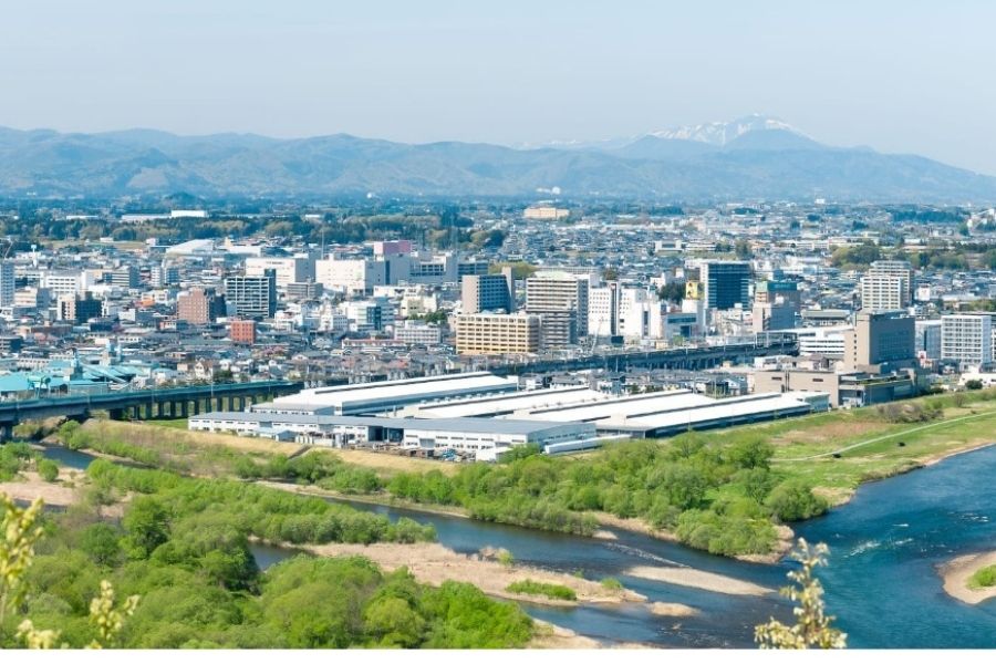 Nhân viên sản xuất máy móc làm gạo