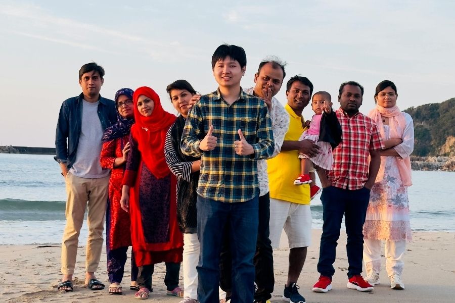 Nhân viên sản xuất máy móc làm gạo