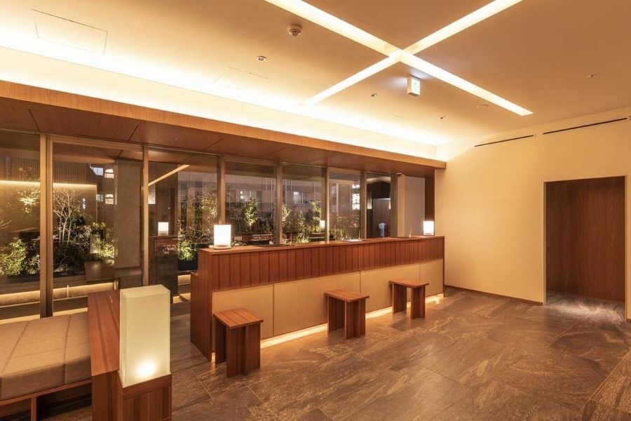 Night shift hotel front desk | maximum hourly wage 2,000 yen | seniors and foreigners OK | housing support available