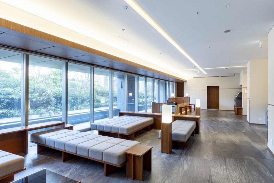Night shift hotel front desk | maximum hourly wage 2,000 yen | seniors and foreigners OK | housing support available