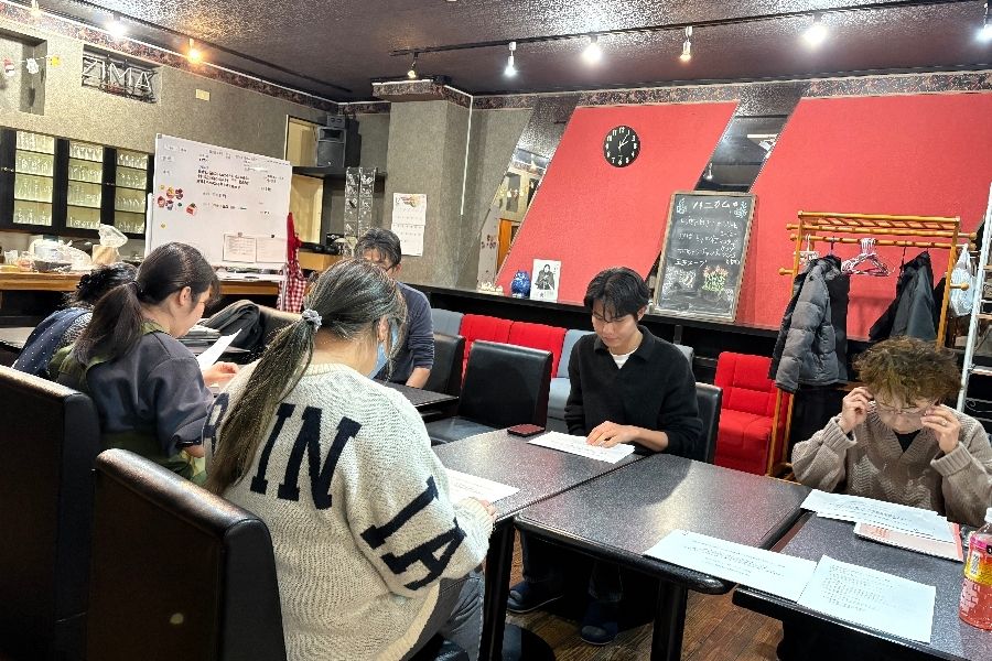 Assistentes de escritório e assistentes de campo