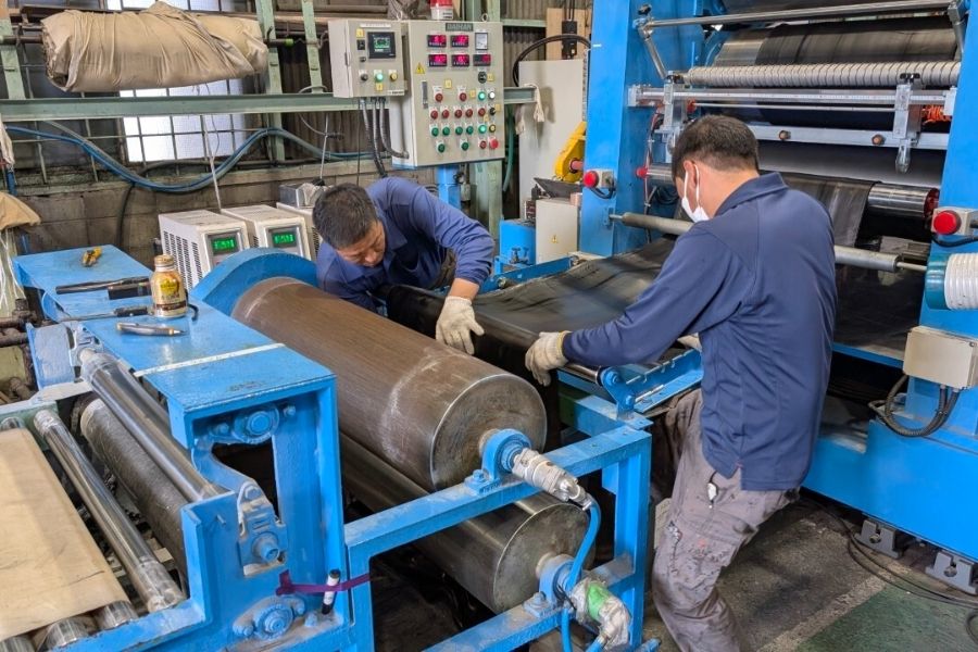 Foreigners active [working in Osaka/full-time employee] lining processing staff/inexperienced OK! /2 days off per week