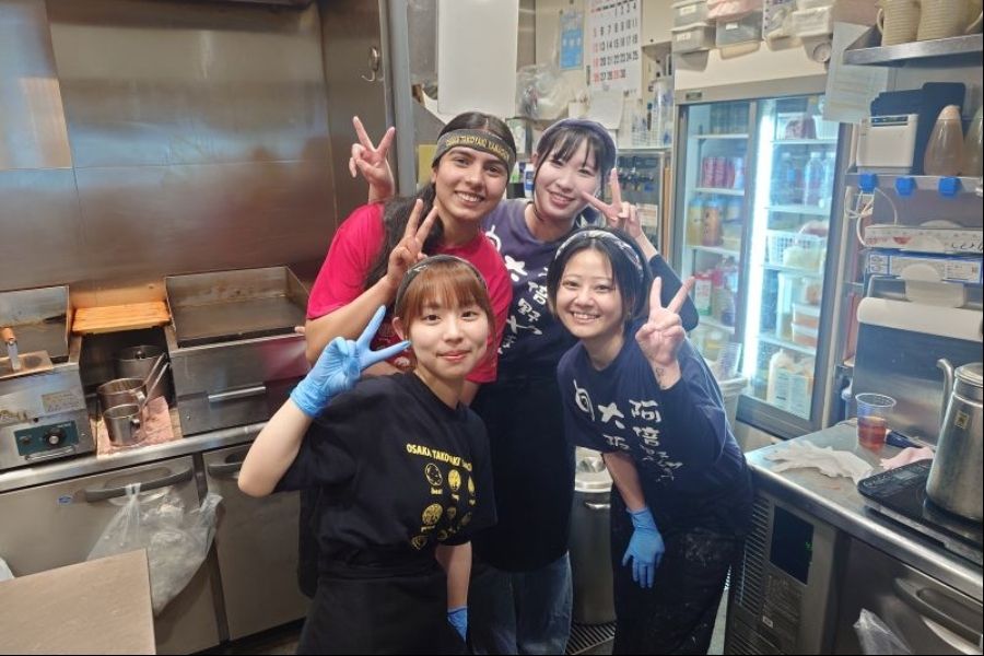 Sistema de turnos inexperiente OK/Perto da estação [equipe da loja Takoyaki] @Umeda LUCUA