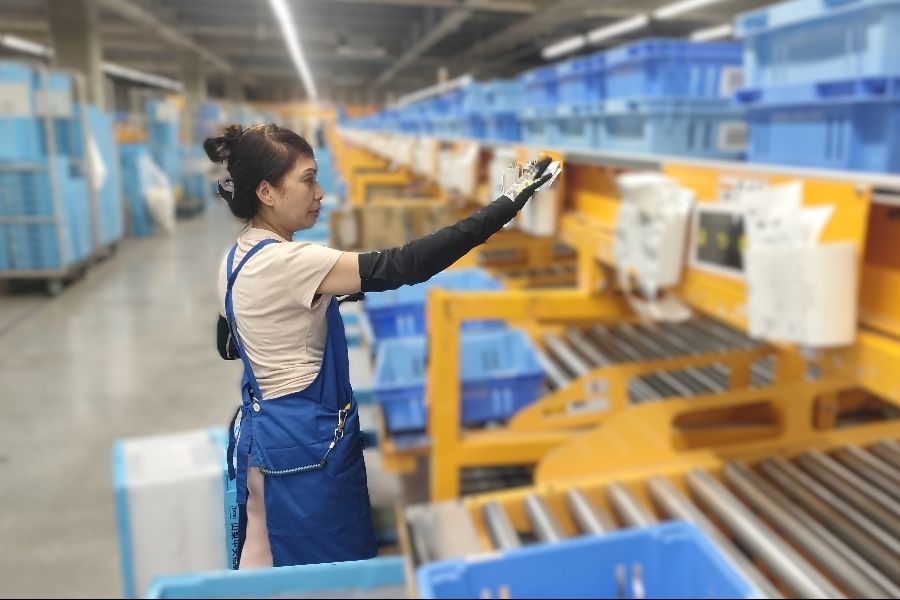 Monthly income of 200,000 yen or more is possible [foreign human resources active] full time/light work staff in warehouses