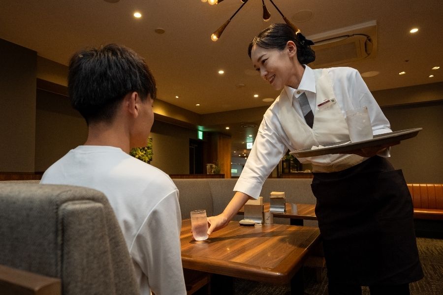 Qualquer pessoa que fale japonês é bem-vinda! Salão de restaurante onde você pode aprender sobre atendimento ao cliente de alta qualidade (Kameari)