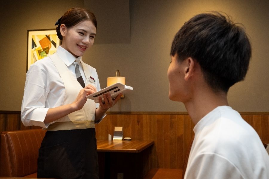 Qualquer pessoa que saiba falar japonês está bem! Grande salão de restaurantes corporativos (Hatchobori), onde você pode aprender sobre hospitalidade