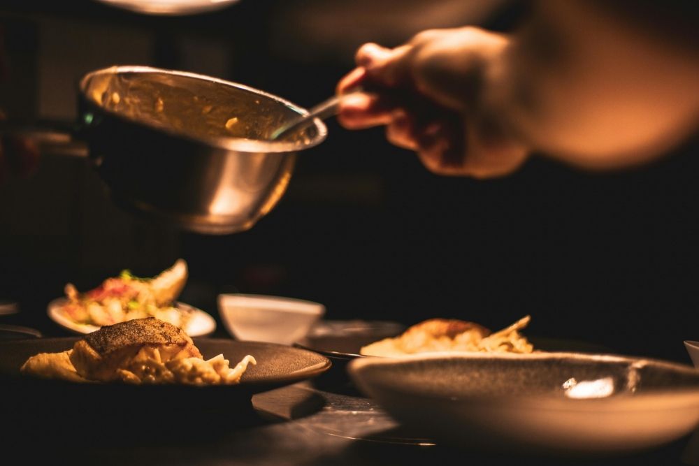 É um trabalho de culinária ocidental em um hotel perto da estação em Yokosuka.